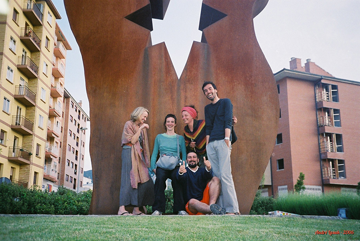 Monumento em Estella (da esq. para a dir.): Joan, Karen, Katrin, Robert e eu
