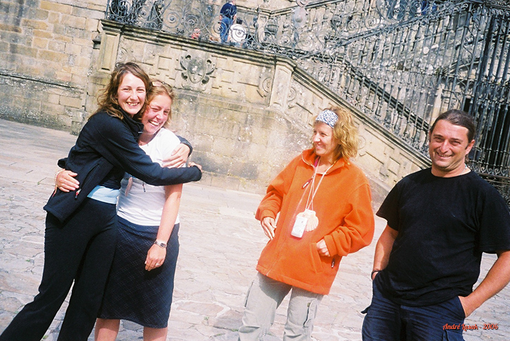 Marta A., Gemma, Marta B. e Javi em frente à Catedral
