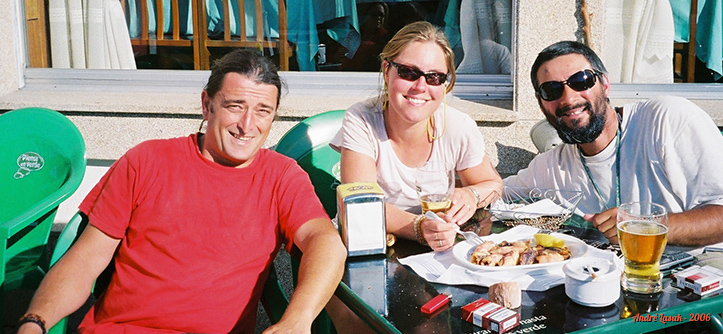 Javi, Gemma e eu tomando jarras de cerveza e comendo frutos do mar em Corcubión
